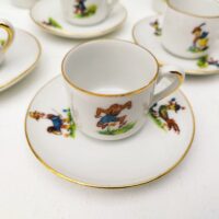  Service à café en porcelaine, dînette pour enfant. Composé d'une cafetière; d'un sucrier, d'un pot à lait et de quatre tasses + soucoupes. Décor d' animaux. Liseré doré. Une micro égrenure sur le rebord de deux tasses et sur l'intérieur d'un couvercle Bon état général Hauteur cafetière avec couvercle : 12,5 cm