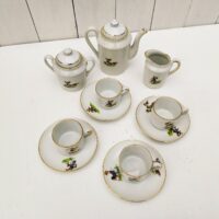  Service à café en porcelaine, dînette pour enfant. Composé d'une cafetière; d'un sucrier, d'un pot à lait et de quatre tasses + soucoupes. Décor d' animaux. Liseré doré. Une micro égrenure sur le rebord de deux tasses et sur l'intérieur d'un couvercle Bon état général Hauteur cafetière avec couvercle : 12,5 cm