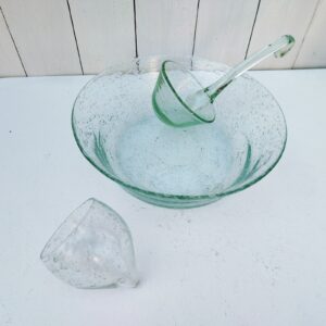 Service à  sangria  en verre soufflé de la verrerie de Biot.  Composé, d'une louche, d'un saladier et d'un passe fruits. Les bulles dans le verre sont typiques de cette manufacture. Signés biot sur la louche Très bon état. Hauteur saladier : 9 cm Diamètre saladier : 25,5 cm