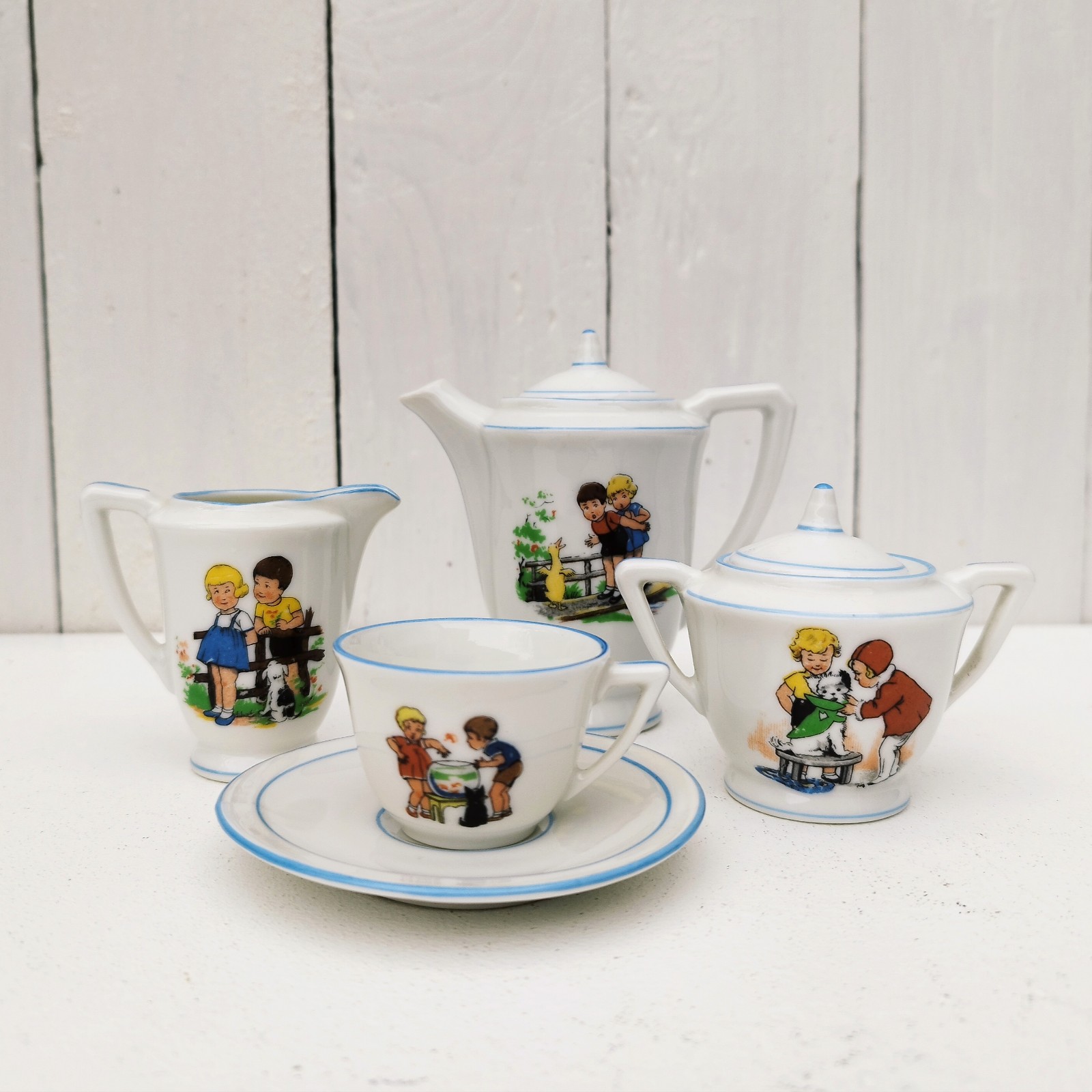 https://acolytes-antique.com/wp-content/uploads/2023/11/service-the-cafe-porcelaine-jouet-enfant-vintage-poupee-dinette-brocante-en-ligne-acolytes-antique-6.jpg