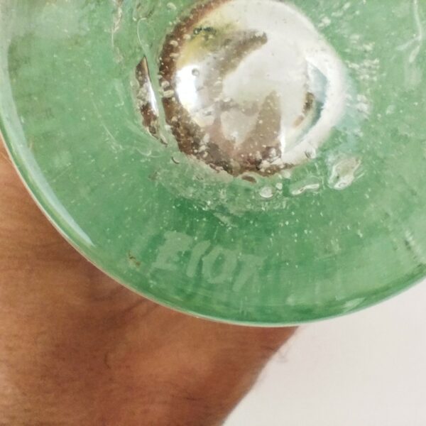 Paire de verres en verre soufflé de la verrerie de Biot. Les bulles dans le verre sont typiques de cette manufacture. Signés biot sur le dessous Très bon état. Hauteur : 12,5 cm Diamètre : 7,5 cm