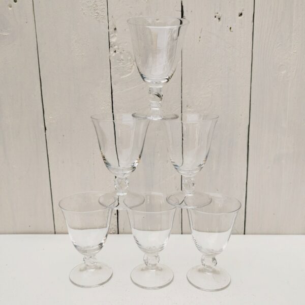 Six verres apéritifs en cristal, modèle Orval de la maison Daum. Excellent état. Hauteur : 9,5 cm Diamètre : 6,5 cm