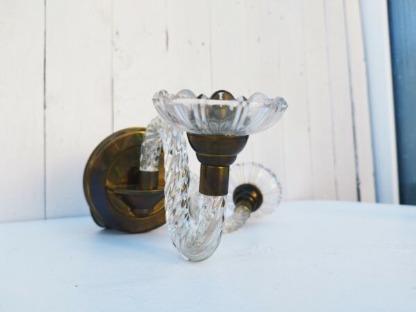 Paires d'appliques en verre torsadé et laiton de la verrerie de Murano. Datant des années 60. Electrifiation d'origine. Bon état général. Dimensions : 12 x 12 x 20 cm