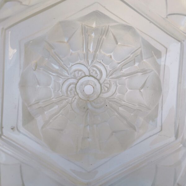 Grand globe central  en verre art déco pour suspension au décor géométrique . Un éclat sur deux arêtes intérieures Bon état. Hauteur: 22 cm. Diamètre : 32 cm