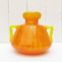 Vase à anse en verre soufflé, dans des tons très acidulés orange et jaune. Décor marmoréen. Signé à la pointe sur le bas, datant des années 20. Excellent état. Hauteur : 14 cm Diamètre  : 12,8 cm