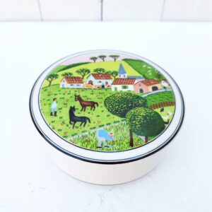 Boite en porcelaine Villeroy & Boch, décor naïf par Laplau. Excellent état. Hauteur : 5,5 cm Diamètre : 12 cm