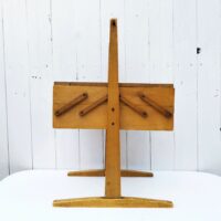Ancienne boîte à couture dépliante en bois datant des années 60. Petites traces et rayures d'usage. Du tissu a été mis sur l'intérieur  bon état général. Hauteur : 49,5 cm Longueur dépliée : 75,5 cm