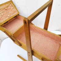 Ancienne boîte à couture dépliante en bois datant des années 60. Petites traces et rayures d'usage. Du tissu a été mis sur l'intérieur  bon état général. Hauteur : 49,5 cm Longueur dépliée : 75,5 cm