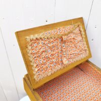 Ancienne boîte à couture dépliante en bois datant des années 60. Petites traces et rayures d'usage. Du tissu a été mis sur l'intérieur  bon état général. Hauteur : 49,5 cm Longueur dépliée : 75,5 cm