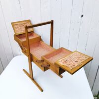 Ancienne boîte à couture dépliante en bois datant des années 60. Petites traces et rayures d'usage. Du tissu a été mis sur l'intérieur  bon état général. Hauteur : 49,5 cm Longueur dépliée : 75,5 cm