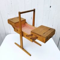 Ancienne boîte à couture dépliante en bois datant des années 60. Petites traces et rayures d'usage. Du tissu a été mis sur l'intérieur  bon état général. Hauteur : 49,5 cm Longueur dépliée : 75,5 cm
