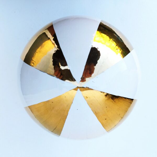 Grande boule décorative, en céramique blanche et dorée Par Mariavera pour MV pourcent. Design Italien. Excellent état. Hauteur : 23 cm Diamètre : 24 cm
