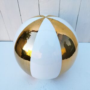 Grande boule décorative, en céramique blanche et dorée Par Mariavera pour MV pourcent. Design Italien. Excellent état. Hauteur : 23 cm Diamètre : 24 cm