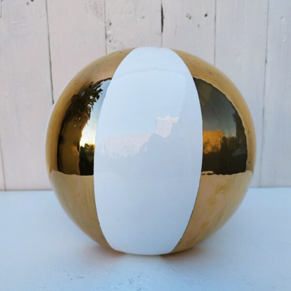 Grande boule décorative, en céramique blanche et dorée Par Mariavera pour MV pourcent. Design Italien. Excellent état. Hauteur : 23 cm Diamètre : 24 cm