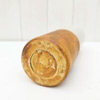 Bouteille en grès et grès émaillé de la poterie La colombe à Orriule prés de Vallauris. Créée par Madeleine Brault. Décor abstrait. Excellent état. Hauteur sans bouchon : 24,5 cm