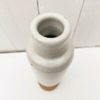 Bouteille en grès et grès émaillé de la poterie La colombe à Orriule prés de Vallauris. Créée par Madeleine Brault. Décor abstrait. Excellent état. Hauteur sans bouchon : 24,5 cm