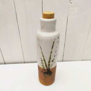 Bouteille en grès et grès émaillé de la poterie La colombe à Orriule prés de Vallauris. Créée par Madeleine Brault. Décor abstrait. Excellent état. Hauteur sans bouchon : 24,5 cm