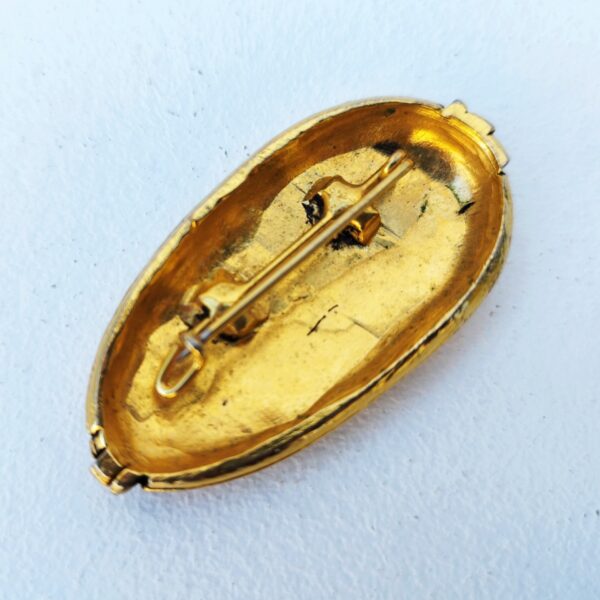Elégante broche en métal doré créée par Sydney Carron. Signée en creux sur le bas. Très bon état. Longueur : 5 cm
