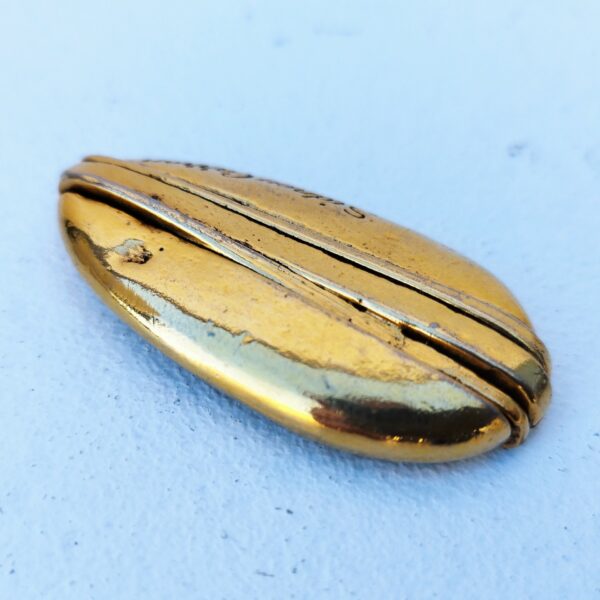 Elégante broche en métal doré créée par Sydney Carron. Signée en creux sur le bas. Très bon état. Longueur : 5 cm