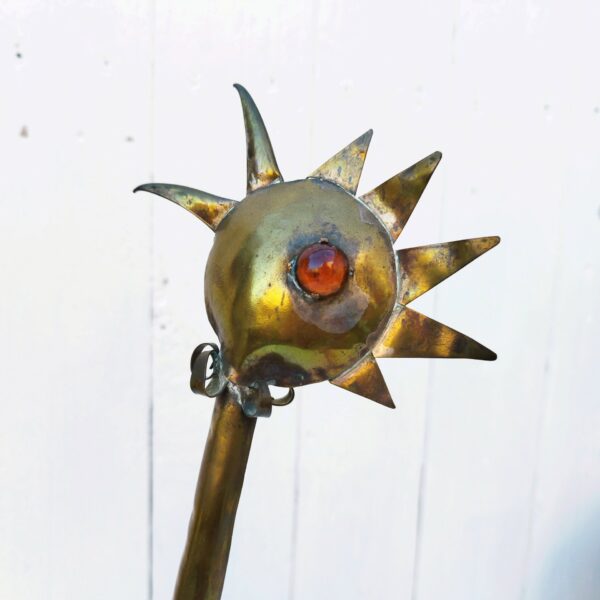 Coq en cuivre martelé, avec yeux en verre de couleur orange, fabrication artisanale. Quelques trace de vert-de-gris. Bon état général. Hauteur : 38 cm