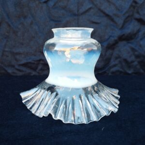 Globe tulipe collerette en verre opalescent. Vintage Très bon état. Hauteur: 10,5 cm.