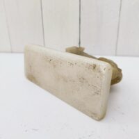 Lampe à poser en tôle peint en blanc, cerclage laiton sur le socle et flexible en laiton. Lampe datant des années 50, électrification d'origine. Un point d'accroche sur l'arrière si vous désirez la mettre en applique. Petites rayures et traces d'usage. Très bon état. Hauteur max : 47 cm