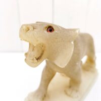 Lampe à poser en tôle peint en blanc, cerclage laiton sur le socle et flexible en laiton. Lampe datant des années 50, électrification d'origine. Un point d'accroche sur l'arrière si vous désirez la mettre en applique. Petites rayures et traces d'usage. Très bon état. Hauteur max : 47 cm