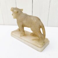 Lampe à poser en tôle peint en blanc, cerclage laiton sur le socle et flexible en laiton. Lampe datant des années 50, électrification d'origine. Un point d'accroche sur l'arrière si vous désirez la mettre en applique. Petites rayures et traces d'usage. Très bon état. Hauteur max : 47 cm