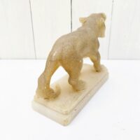 Lampe à poser en tôle peint en blanc, cerclage laiton sur le socle et flexible en laiton. Lampe datant des années 50, électrification d'origine. Un point d'accroche sur l'arrière si vous désirez la mettre en applique. Petites rayures et traces d'usage. Très bon état. Hauteur max : 47 cm