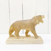 Lampe à poser en tôle peint en blanc, cerclage laiton sur le socle et flexible en laiton. Lampe datant des années 50, électrification d'origine. Un point d'accroche sur l'arrière si vous désirez la mettre en applique. Petites rayures et traces d'usage. Très bon état. Hauteur max : 47 cm