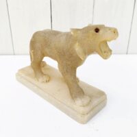 Lampe à poser en tôle peint en blanc, cerclage laiton sur le socle et flexible en laiton. Lampe datant des années 50, électrification d'origine. Un point d'accroche sur l'arrière si vous désirez la mettre en applique. Petites rayures et traces d'usage. Très bon état. Hauteur max : 47 cm