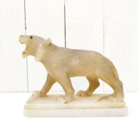 Lampe à poser en tôle peint en blanc, cerclage laiton sur le socle et flexible en laiton. Lampe datant des années 50, électrification d'origine. Un point d'accroche sur l'arrière si vous désirez la mettre en applique. Petites rayures et traces d'usage. Très bon état. Hauteur max : 47 cm