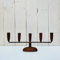Paire de bougeoirs scandinave, structure en métal noir, socle et bobêche en bois. L'un comporte cinq support de bougie et l'autre deux. Petites rayures et tache d'usage. Bon état général. Hauteur 5 feux : 11, 5 cm Longueur : 30 cm Hauteur max 2 feux : 21 cm Longueur : 9,5 cm