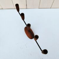 Paire de bougeoirs scandinave, structure en métal noir, socle et bobêche en bois. L'un comporte cinq support de bougie et l'autre deux. Petites rayures et tache d'usage. Bon état général. Hauteur 5 feux : 11, 5 cm Longueur : 30 cm Hauteur max 2 feux : 21 cm Longueur : 9,5 cm