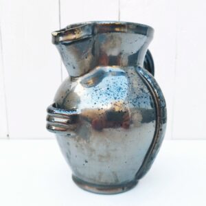 pichet en céramique d'Accolay de couleur noir irrisée. Signé sur le dessous. Un éclat au bec. Bon état général. Hauteur : 17 cm