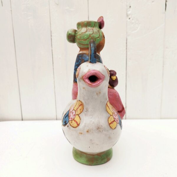 Pichet en céramique d'Amérique du sud, représentant un coq sur lequel est assis une grand-mère avec un poussin. Très bon état. Hauteur : 24,5 cm