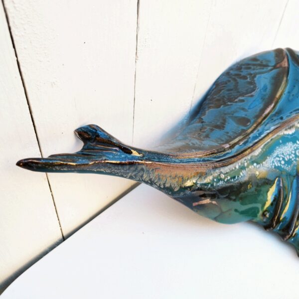 Grand poisson mural en grès émaillé, représentant par Matthieu Liévois. Un éclat sur le bout de la petite queue, signé à l'arrière. Bon état général. Longueur : 40 cm Largeur max : 20 cm