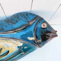 Grand poisson mural en grès émaillé, représentant par Matthieu Liévois. Un éclat sur le bout de la petite queue, signé à l'arrière. Bon état général. Longueur : 40 cm Largeur max : 20 cm