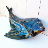 Grand poisson mural en grès émaillé, représentant par Matthieu Liévois. Un éclat sur le bout de la petite queue, signé à l'arrière. Bon état général. Longueur : 40 cm Largeur max : 20 cm