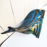 Grand poisson mural en grès émaillé, représentant par Matthieu Liévois. Un éclat sur le bout de la petite queue, signé à l'arrière. Bon état général. Longueur : 40 cm Largeur max : 20 cm