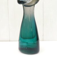 Personnage en verre soufflé de la verrerie de Bréhat, représentant une sorte de génie de la lampe dans Aladin. Signé à la pointe sur le dessous. Excellent état. Hauteur : 29 cm