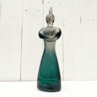 Personnage en verre soufflé de la verrerie de Bréhat, représentant une sorte de génie de la lampe dans Aladin. Signé à la pointe sur le dessous. Excellent état. Hauteur : 29 cm