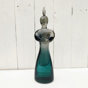 Personnage en verre soufflé de la verrerie de Bréhat, représentant une sorte de génie de la lampe dans Aladin. Signé à la pointe sur le dessous. Excellent état. Hauteur : 29 cm