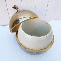 Seau à glaçons canard de couleur argenté et doré pour la tête de canard. De la marque Freddotherm en Suisse. En plastique rigide. Traces et rayures d'usage. Etiquette d'origine à l'intérieur du couvercle. Bon état. Hauteur : 23 cm Diamètre : 18 cm