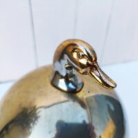 Seau à glaçons canard de couleur argenté et doré pour la tête de canard. De la marque Freddotherm en Suisse. En plastique rigide. Traces et rayures d'usage. Etiquette d'origine à l'intérieur du couvercle. Bon état. Hauteur : 23 cm Diamètre : 18 cm