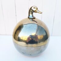 Seau à glaçons canard de couleur argenté et doré pour la tête de canard. De la marque Freddotherm en Suisse. En plastique rigide. Traces et rayures d'usage. Etiquette d'origine à l'intérieur du couvercle. Bon état. Hauteur : 23 cm Diamètre : 18 cm