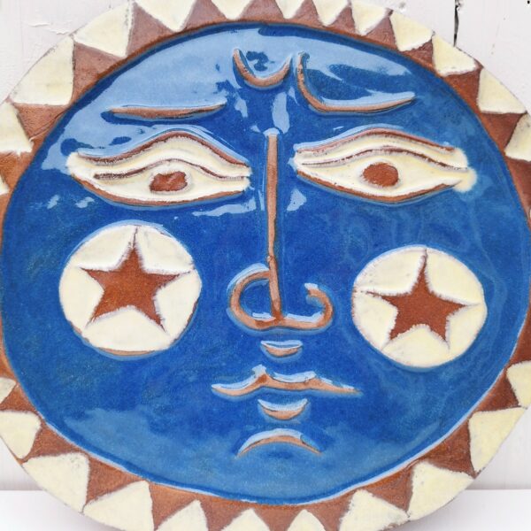 Grand soleil en céramique émaillée espagnol par Angel Vera. Très belle facture. Excellent état. Diamètre : 35 cm