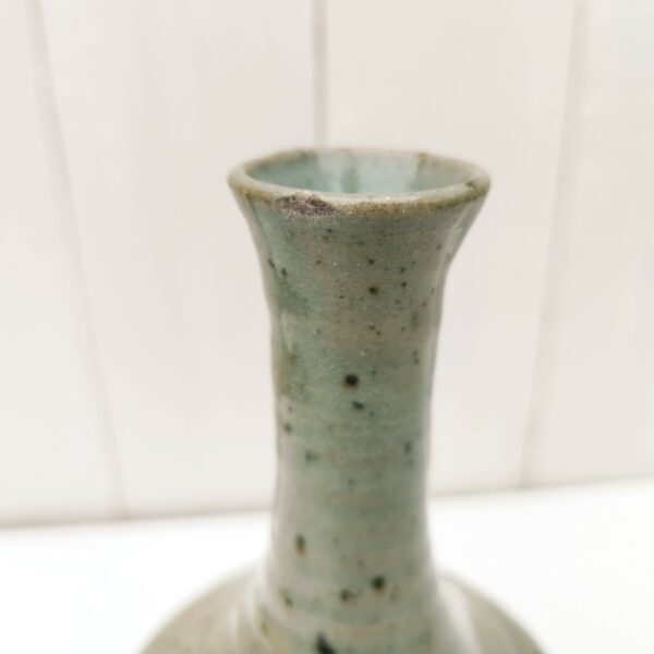 vase soliflore en  grès pyrité. Datant des années 60. Un petit éclat au col. Bon état général Hauteur : 20 cm