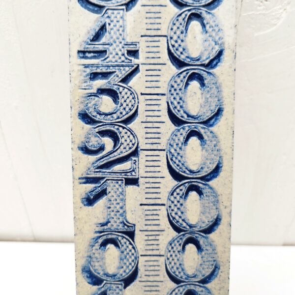 Grande plaque thermomètre en céramique par Roger Capron à Vallauris. Manque son tube ( facilement trouvable sur internet). Très bon état . Hauteur : 37 cm Largeur : 9,5 cm