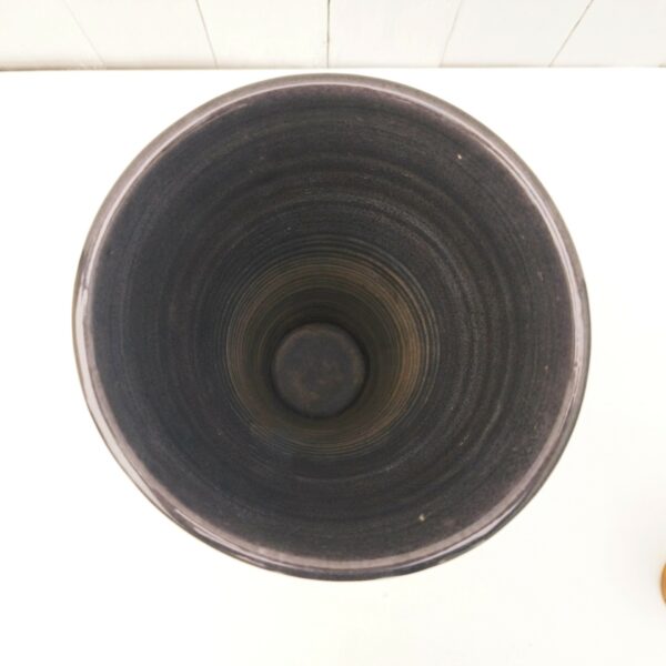 Grand vase en céramique noire irrisée et vert au col, signé Accolay. Un petit éclat au pied. Très bon état. Hauteur : 32 cm Diamètre : 16,5 cm